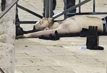 صورة استشهاد شاب بزعم محاولة تنفيذ عملية طعن في القدس (فيديو)