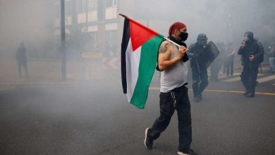 صورة اشتباكات بين الشرطة الفرنسية ومتظاهرين لوح بعضهم بالأعلام الفلسطينية