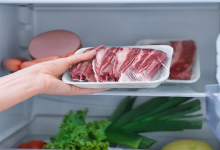 صورة ما هي أفضل طريقة لتخزين اللحوم في الثلاجة للحفاظ على جودتها؟
