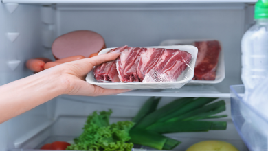 صورة ما هي أفضل طريقة لتخزين اللحوم في الثلاجة للحفاظ على جودتها؟