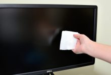 صورة اتبعيها.. خطوات فعالة لتنظيف شاشات التلفاز المسطحة