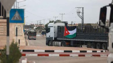 صورة الأردن يُحمل حكومة الاحتلال مسؤولية الهجوم الجديد للمستوطنين على قافلة المساعدات