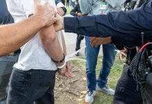 صورة الشرطة الأمريكية تستعمل الغاز والرصاص المطاطي لفض اعتصام مؤيد لفلسطين في جامعة بفلوريدا