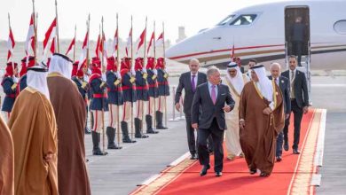 صورة الملك يصل البحرين لترؤس الوفد الأردني المشارك في القمة العربية  فيديو
