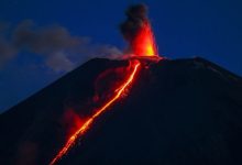 صورة ثوران بركان جبل إيبو شرق إندونيسيا 