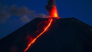 صورة ثوران بركان جبل إيبو شرق إندونيسيا 