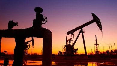 صورة النفط يتجه لتسجيل انخفاض أسبوعي وسط مخاوف تتعلق بالاقتصاد الأمريكي