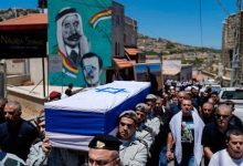 صورة وليد جنبلاط يشعر بـ”الخجل” بسبب صورة في جنازة جندي إسرائيلي