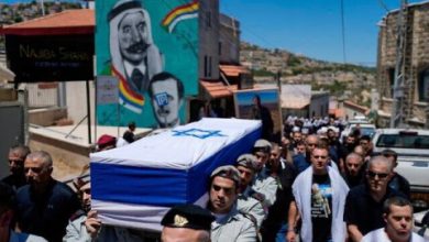صورة وليد جنبلاط يشعر بـ”الخجل” بسبب صورة في جنازة جندي إسرائيلي